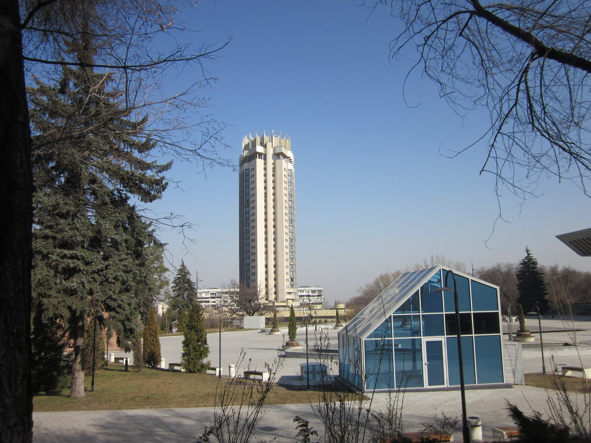 Знаменитая гостиница Казахстан..