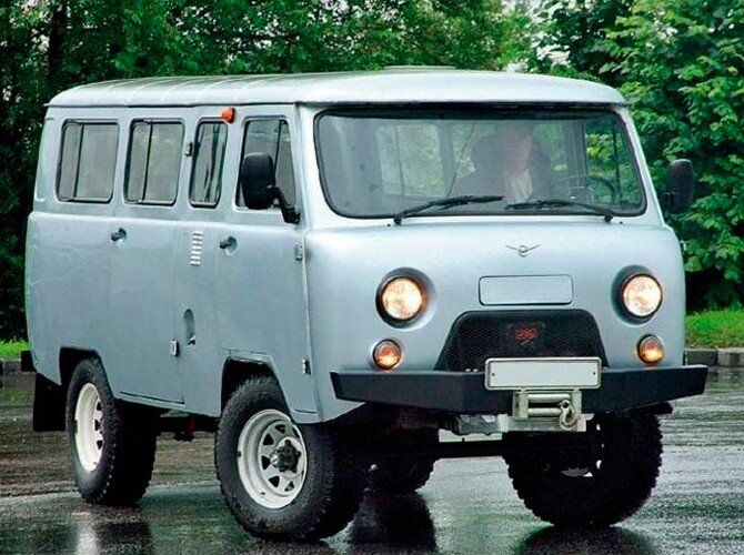 УАЗ-450 первый автомобиль в мире вагонной компоновки, малой грузоподъемности и повышенной проходимости.