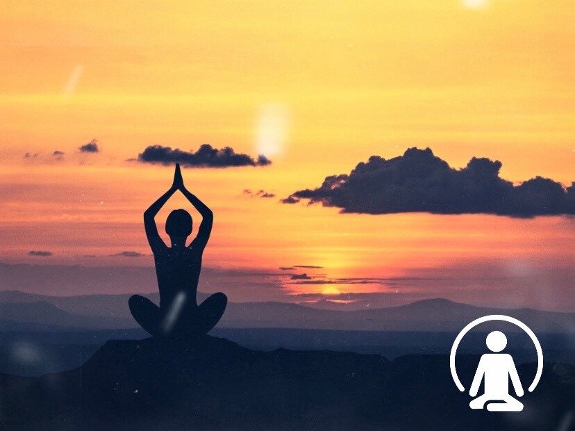 Медитация на день. Всемирный день медитации 21 мая картинки. Девушка в позе лотоса. Заставка на рабочий стол психолога. День медитации.