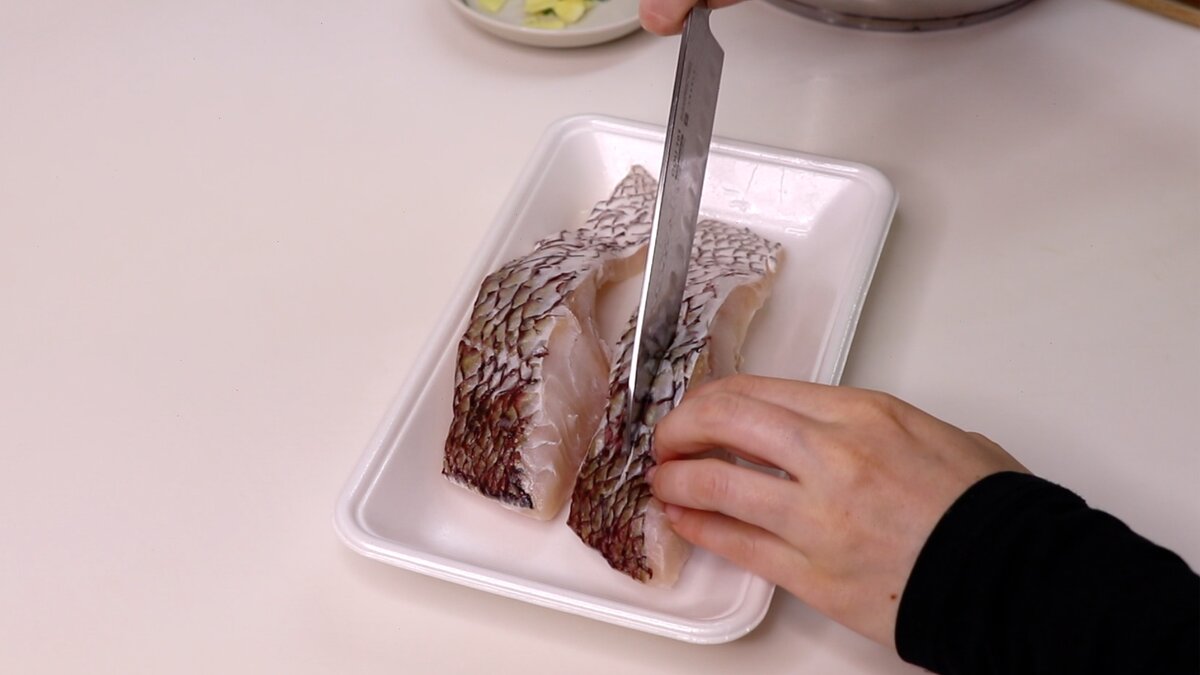 На коже рыбы сделать надрезы.