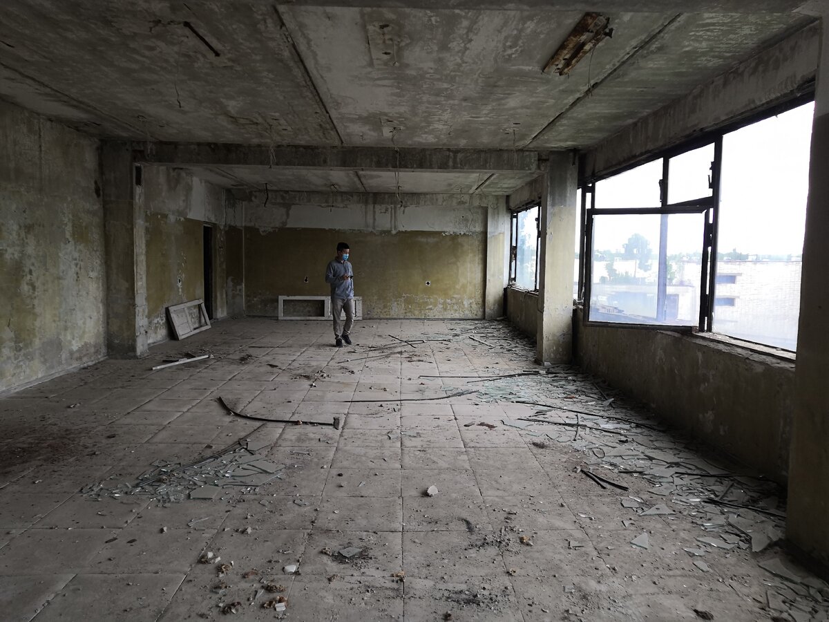 Благоверный оценивает степень убитости и разрухи этого прекрасного здания советских времен. Вскоре здесь будет 4 отдельные комнаты.