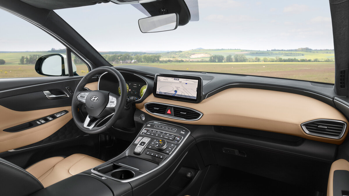 После обновления Santa Fe должен меньше докучать пассажирам вибрациями и шумом от дороги, а водитель получил возможность менять режимы движения, включая внедорожные для езды по песку, грязи и снегу. В списке оснащения также ― активный круиз-контроль, системы удержания в полосе, мониторинга слепых зон, автоторможения при движении назад.