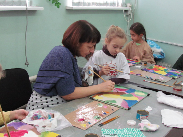 Крупные цветовые пятна на холсте.