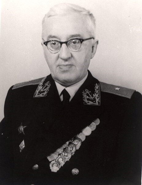 А. В. Лебединский, профессор, член-корреспондент Академии медицинских наук СССР, генерал-майор медицинской службы Источник фото: http://www.imbp.ru/webpages/image/Lebedinski/Lebedinski_06.jpg
Член-корреспондент Академии медицинских наук СССР Андрей Владимирович Лебединский, когда я рассказал ему о своеобразных «пищевых реакциях» при «ударах» краткой невесомостью воскликнул: «Да! Да! Этого следовало ожидать. Это таламические реакции (таламус расположен в центре основания головного мозга). Изучайте их. Неужели при длительной невесомости в космических полётах люди не смогут избавиться от страсти к насыщению и переедания?» В космосе эта опасность не состоялась. Пищевые реакции на невесомость (желание съесть что-то ещё, либо, напротив, рвота и потеря аппетита), как потом мы выяснили, возникают у людей, когда на них действует серия из нескольких «ударов» невесомостью. В ходе адаптации к таким «ударам» пищевые реакции становятся всё менее выраженными. А вот в космическом полёте такой «удар» бывает лишь один раз — в самом начале длительной невесомости. Так постепенно, казалось бы, случайно, мы накапливали знания о таинственной тогда (да и сейчас) невесомости. 