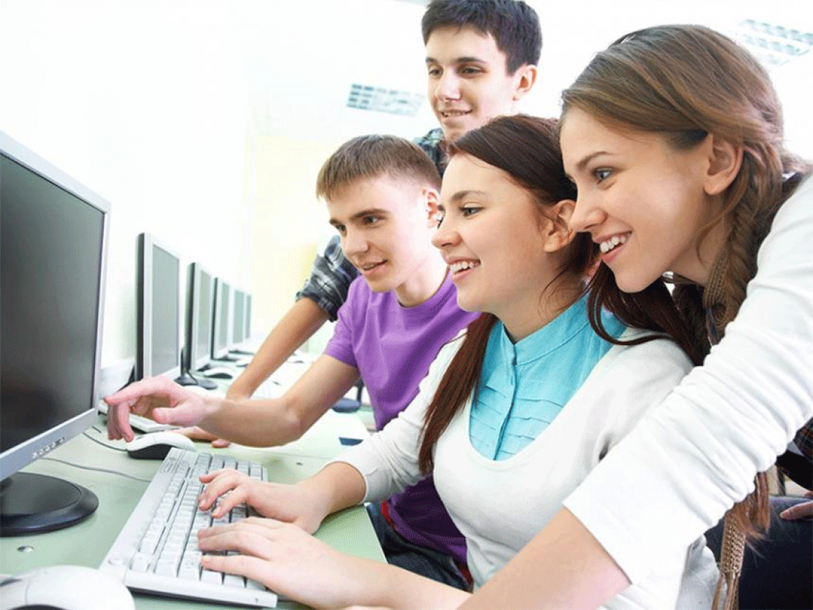 Школьники студенты группы. Подросток за компьютером. Дети в компьютерном классе. Ученик с компьютером. Старшеклассник за компьютером.