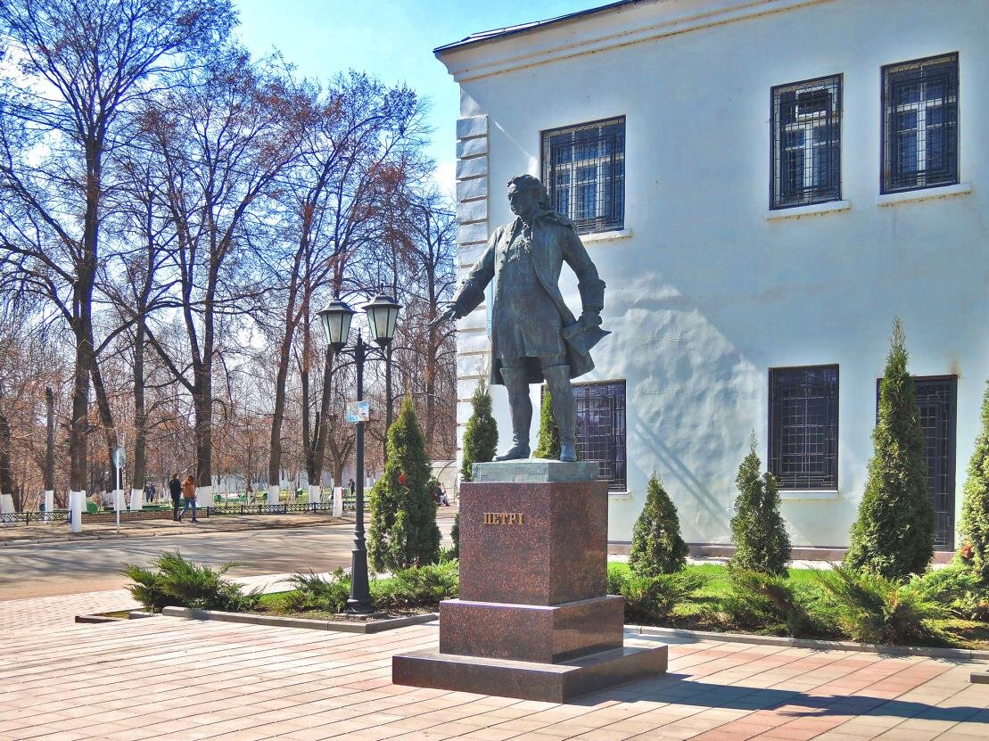 Фотографии города гагарин. Город Гагарин памятник Петру 1. Памятник Петру 1 в Смоленске. Гагарин Смоленская область памятник. Гагарин (Гжатск) памятник.