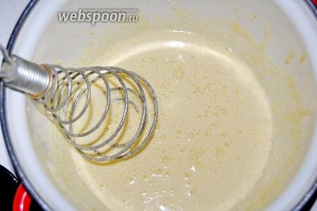 Шаг 1 Ссылка
В глубокую ёмкость вбиваем яйцо (1 шт.) и всыпаем сахар (3 ст. л.), хорошо перемешиваем ручным венчиком.Как проверить свежесть яиц