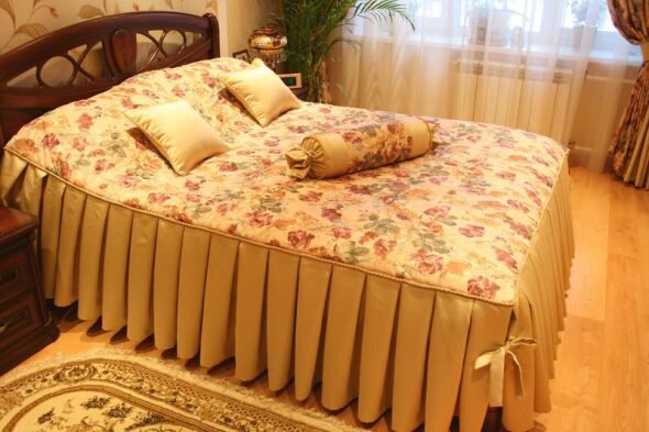 Как своими руками сшить из портьерной ткани или других материалов покрывало на кровать в спальню?