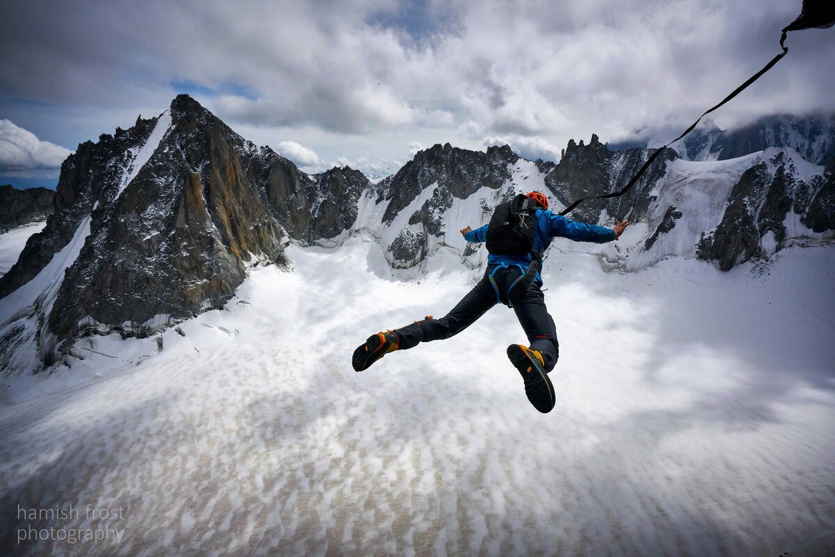 Парашютист-бейсджампер Тим Ховелл совершает очередной прыжок с горы, Швейцария. Фото Хамиша Фроста.