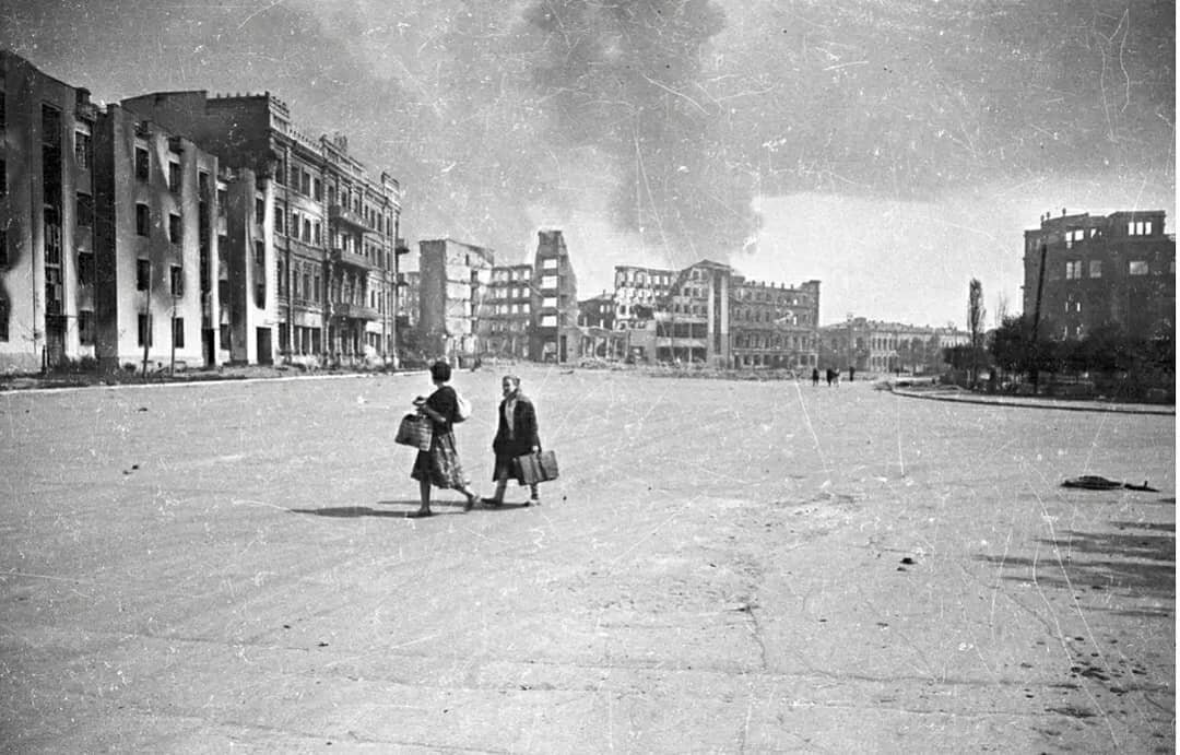 Сентябрь 19542 г. Жители города возвращаются в свои дома после бомбардировок. После войны эта улица будет восстановлена первой и названа улицей Мира