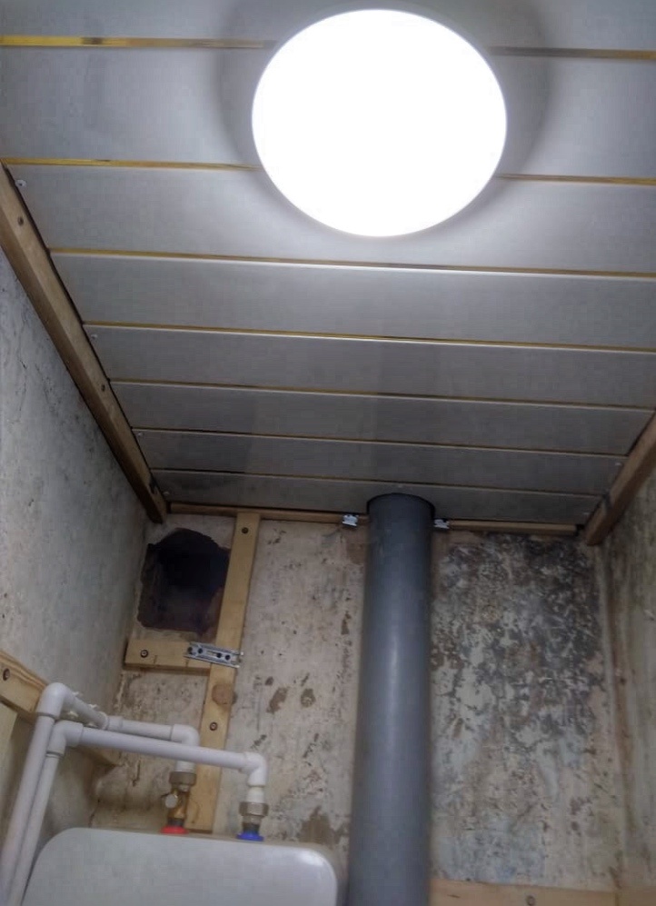 Ремонт в уборной. Фото автора.