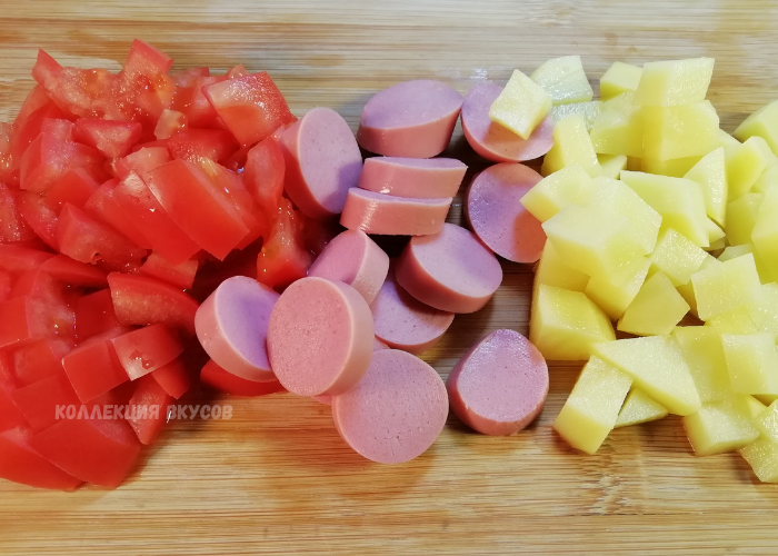 нарезаю картофель и помидоры мелкими кубиками, а сосиски — кружочками