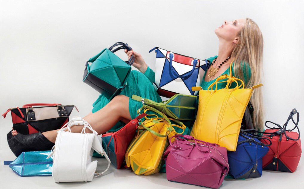 Покупки из других стран. Женщина с сумкой. Много сумок. Женщина с кучей сумок. Яркие брендовые сумки.