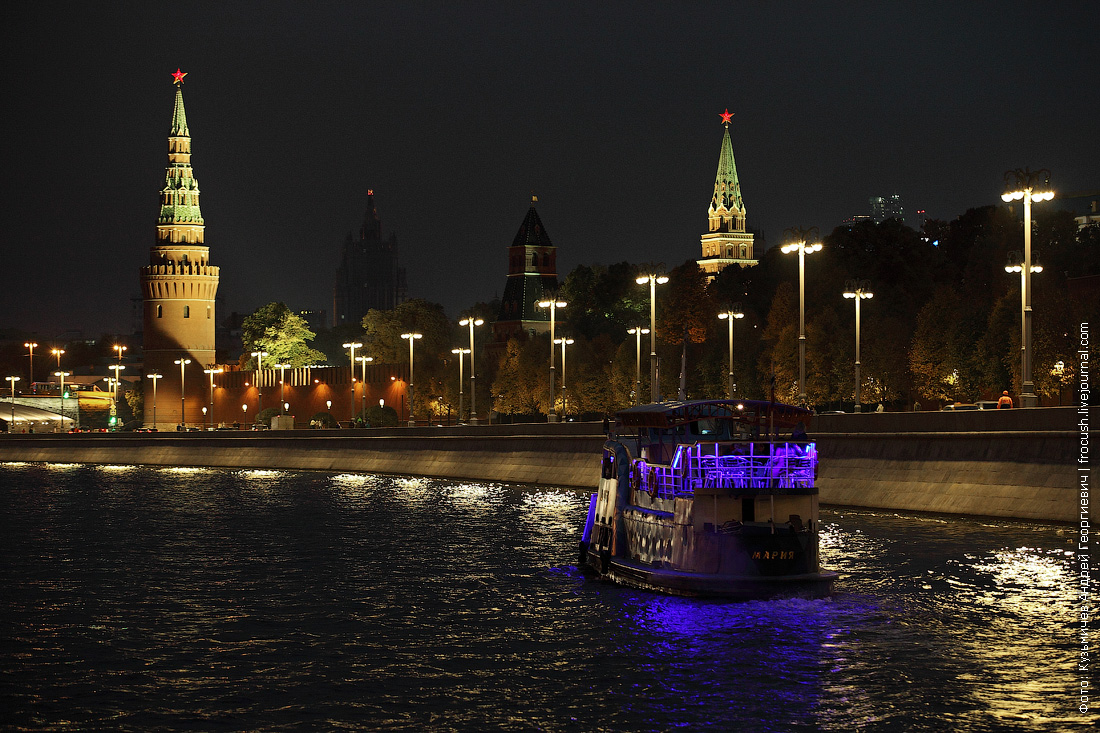 Ночная Москва река теплоход. Речные прогулки по ночной Москве. Флотилия Рэдиссон Ройал, Москва, набережная Тараса Шевченко. Ночные теплоходы по Москве.