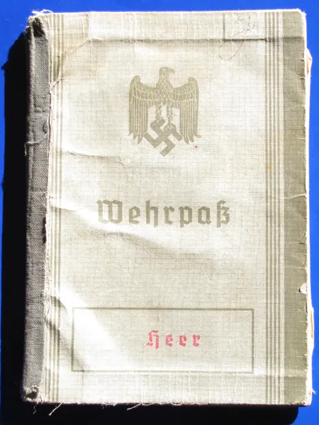 У первого варианта обложки Wehrpass орел имел сложенные крылья и имел маркировку «Heer» (армия). 