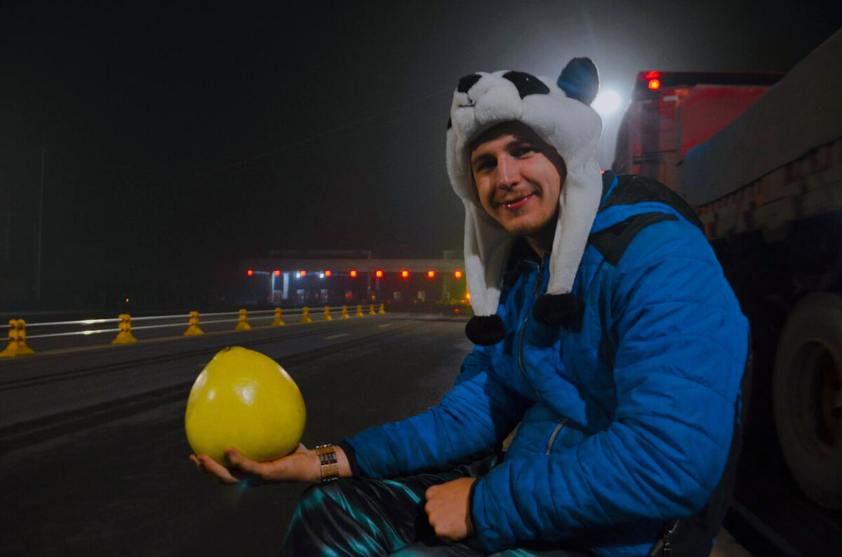 Китайский дальнобойщик подарил нам помело. 