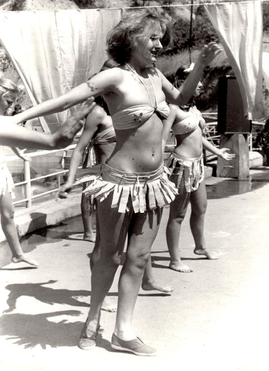 Для морского царя танцуют лучшие красавицы лагеря.