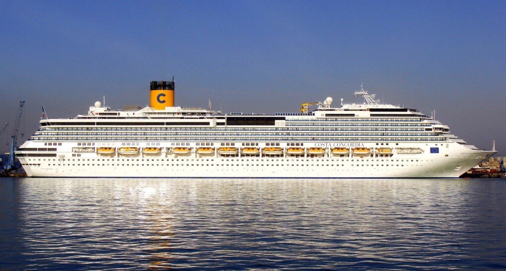 «Costa Concordia»:  г/п 2006, длина  290,2 м, ширина  35,5 м, осадка — 8,2м, скорость  эксп.  19,6 уз, 13 палуб, пасс/вместимость 3780 ч, 14 лифтов, 4 бассейна, 5 ресторанов, 13 баров, театр, фитнесс-центр, казино и др. Экипаж 1100 чел. Фото из сети