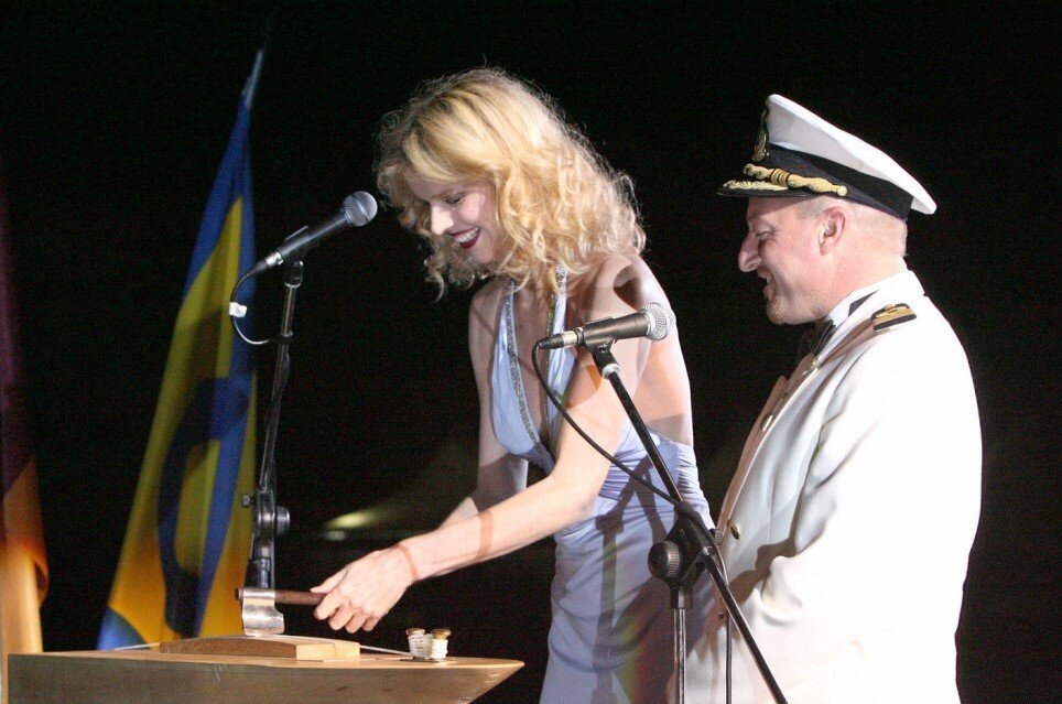 Церемония крещения «Costa Concordia». Крестная мать - Ева Герцигова. Бутылка шампанского,  брошенная Евой не разбилась. Чивиттавеккья, 7 июля 2006 г. Фото из сети