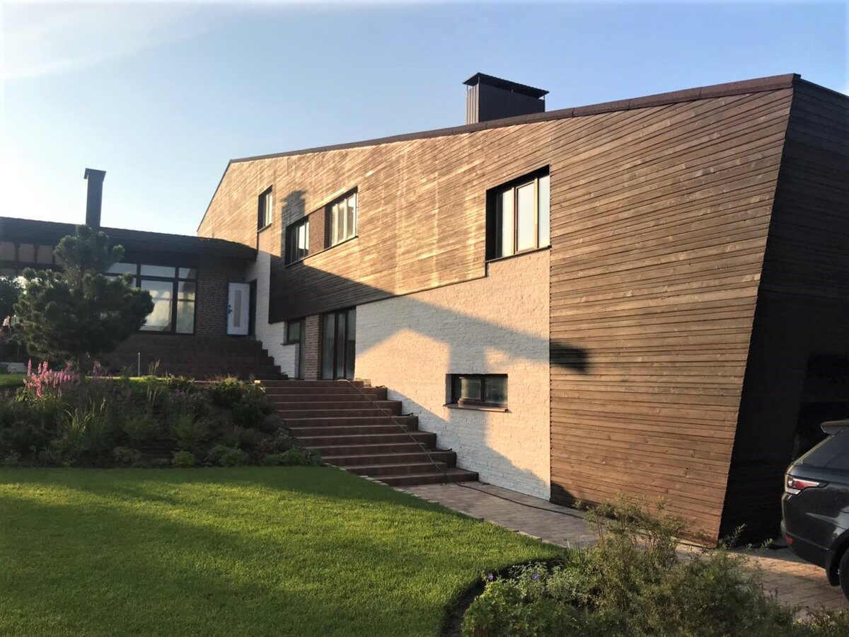 Для облицовки фасада использован декоративный камень из бетона