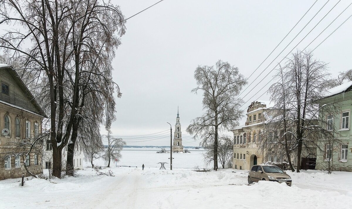 Вид на колокольню с улицы Карла Маркса