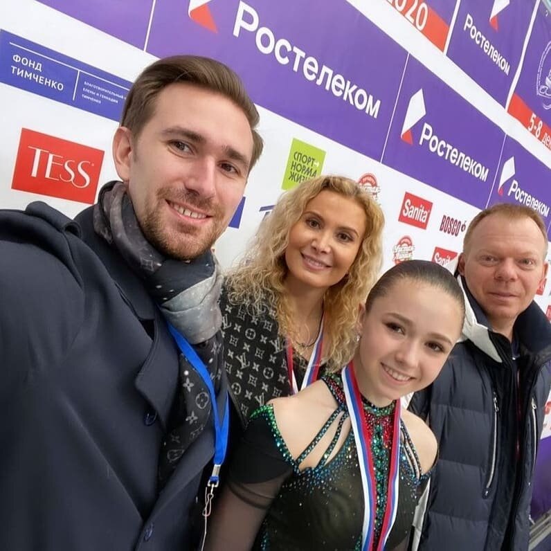 Камила Валиева с тренерами Этери Тутберидзе, Сергеем Дудаковым и Даниилом Глейхенгаузом на пятом этапе Кубка России. Источник:  Instagram @figureskating_sportsru 