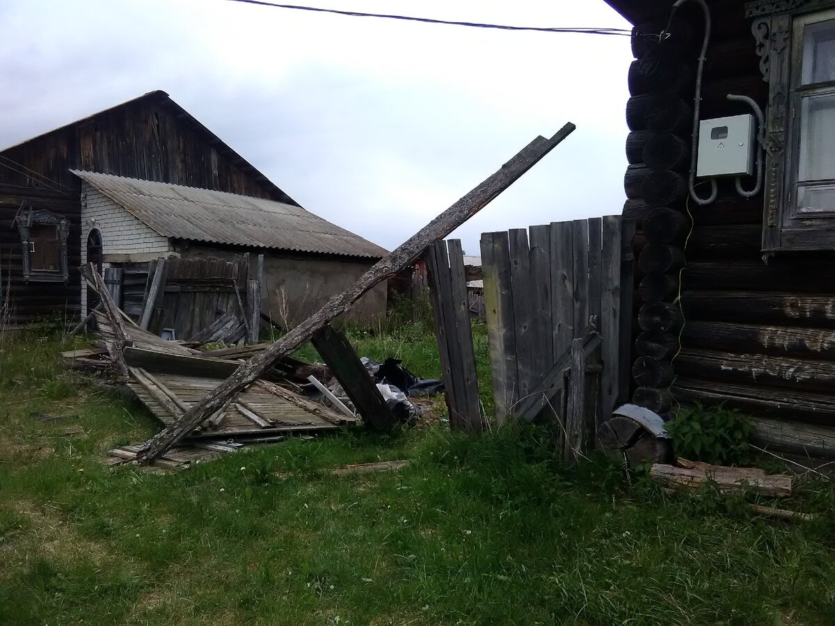 Июнь 2018, упавший забор с одной стороны...