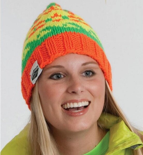 Неоновая жаккардовая шапка спицами