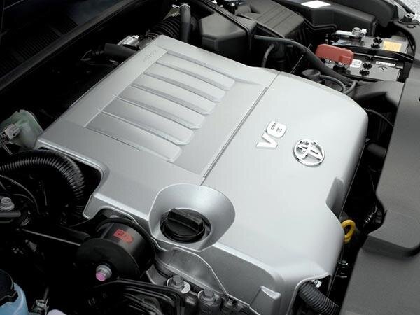 Седан среднего класса Тойота Камри комплектовался целой линейкой силовых агрегатов. Наиболее мощным из них является 3.5-литровый V-образный двигатель.