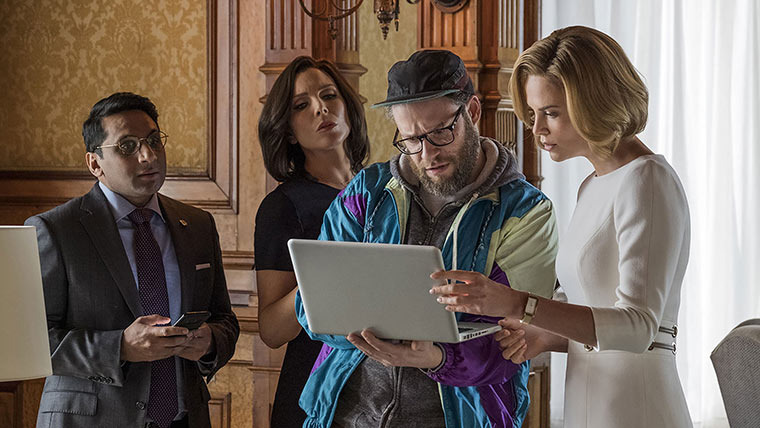 «Та еще парочка» — ода из самых смешных комедий 2019 года. Журналист Фред Фларски со слишком прогрессивными идеями получает нагоняй и увольнение от начальства. Чтобы как то пережить неприятный инцидент, а заодно и отдохнуть, он соглашается на приглашение друга – посетить благотворительную вечеринку и не зря. Здесь выступает любимая с детства музыкальная группа Фреда: Boyz II Men. И это далеко не все сюрпризы. Здесь же он встречает любовь юности — прекрасную Шарлотту Филд. Вот только одна неувязочка, дамочка – госсекретарь США и одна из влиятельнейших женщин мира. Что же объединит столь непохожих персонажей?