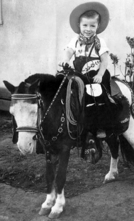 Чак Норрис верхом, 1940–е годы, США. Теперь ясно откуда растут корни самого железного ковбоя.