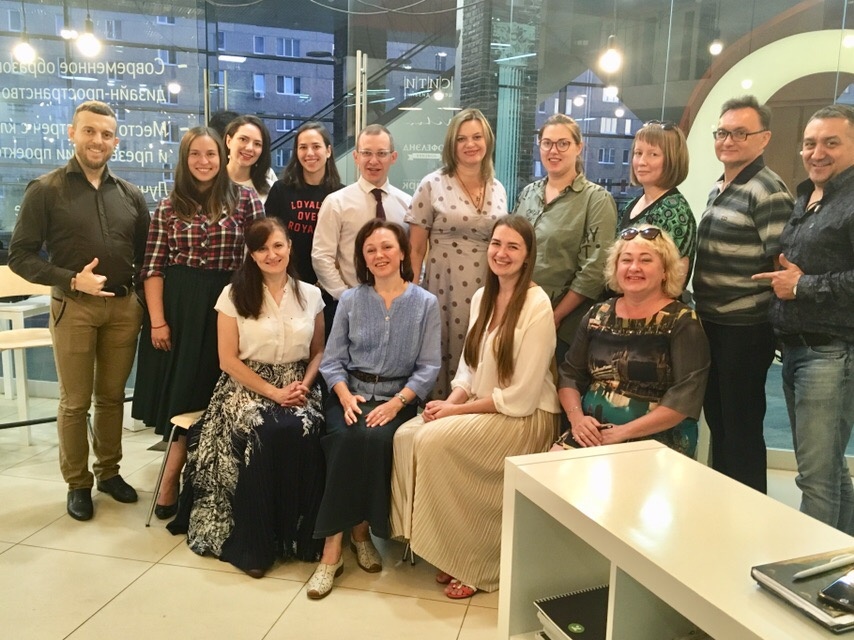 Мое ноу-хау: Женско-Мужской клуб , семинар по финансам, лето 2019 (я в центре, в голубом)