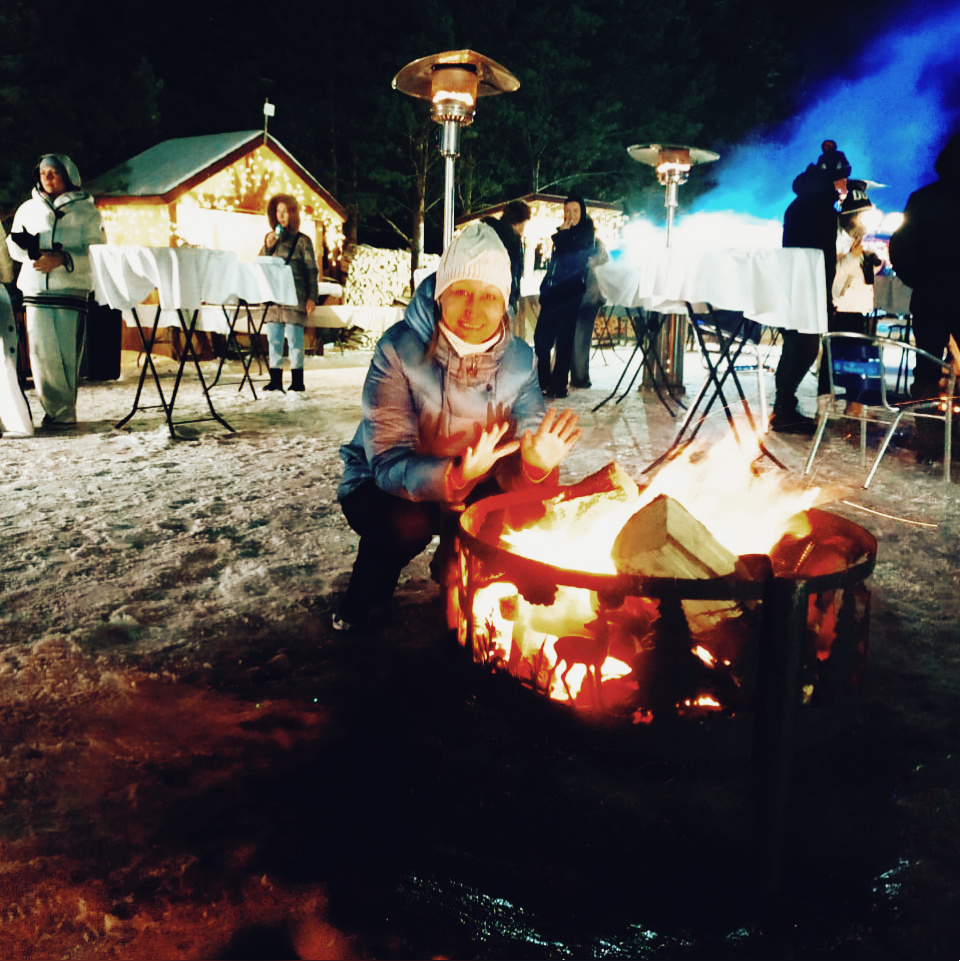 Привычка расставаться

В предыдущей статье я сказала , что к частоте  счастья и любви можно  подключиться через  фильмы и музыка. Очень мне понравился   русский фильм, который передает хорошее настроение
“ Привычка расставаться“. В нем есть  определённая энергетика любви . 

И еще там хорошо показана жизнь людей и как можно жить. А также  разные  варианты этой жизни  и все соцслои общества. Это так здорово и стильно  в этом  фильме  передано ещё  музыкой . Вот такой фильм  , когда его посмотришь  глубоко и проникнешься атмосферой, то это  нам говорит : “ Давай  живи!“. Типа,  пора начинать жить . 

То есть выходить из дома, начать знакомиться с другими людьми , ходить  на какие  нибудь квесты, в театры, устроить  себе фотосессию, пойти на какой нибудь кастинг, по учавствовать в шоу или массовке . 
Побуждает к действию обретать много много новых друзей, влюбляться, расставаться, переживать что - то вместе.

То есть этот фильм даёт  такой волшебный пинок - ЖИВИТЕ и выходите из дома. Поэтому , когда вы в очередной  раз будете или начнете чувствовать,что как то залипаете на ком либо или чем то, что одиноки и отстранены  от всех. То  стоит использовать такой инструмент, этот фильм “ Привычка расставаться“ в качестве вдохновения  и подзарядки себя. 

Потому что атмосфера  дружественная  и коллективная - это очень важно, как отметил психоаналитик и писатель Александр Король.  Он это знает из своего опыта общения со своими  читателями .  Заметил следующий факт: большинство людей это такие,  у которых или ничего нету  или всё  включено и есть в жизни. 

Но всё  равно и те и те в одном психологическом состоянии “ коридора“ и что их всё  не устраивает в их жизни. Такое состояние возникает , когда попадаешь в этот коридор - пространство между  мирами . В этом состоянии ваше внимание ничто не удовлетворяет и происходит некое переосмысление жизни. 

Да, это коридор! В котором вы еще быстрее должны с помощью проводников  или специальному   информационному ключу отпустить  привычки старого мирка. И побыстрее  проложить  себе дорогу и увидеть дверь в новый мир. Более хороший и качественный и более правильный , где вы будете счастливы  и у вас всё  будет хорошо.

Этот вариант  жизни, который пропагандирует сейчас через своя информация Король самый актуальный на сегодня . Запросы у людей разные по их потребностям . Много обращались к  нему ,как разрешить по бизнесу своему, в личной жизни, по переездам  жить в другое место  или страна, у кого - то панические атаки или страхи. Работал с разными людьми . 

Но , если говорить о том, что отойти от этого всего и лично меня спросить.
А чтобы я вам предложила? То я вам предлагаю ЭТА МОДЕЛЬ ЖИЗНИ! Потому что я тоже прошла определенные этапы в своей жизни, что также была в разных социальных  слоях общества и продолжаю их на сегодня познавать. Это мне нужно было все познать , чтобы победить социум и узнать все соцслои на практике.  

После я ушла в “Коридор“, в котором мне было клево, когда я вне социума и вне сего, оттуда всё  и началось . Я попала в космическое состояние , благодаря которому  смогла наблюдать  за всеми мирами и социальными слоями. Там же я стала  видеть и понимать все информационные ключи, которые   давал через свои онлайн конференции , видео и книги Александр Король.И этой информацией делюсь сейчас с вами.