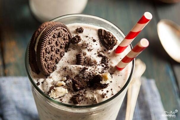 Коктейли на молоке необыкновенно питательны и приятны на вкус. Их любят и малыши, и взрослые. Сегодня я хочу рассказать, как приготовить молочный коктейль с шоколадом. Очень вкусно и просто! 