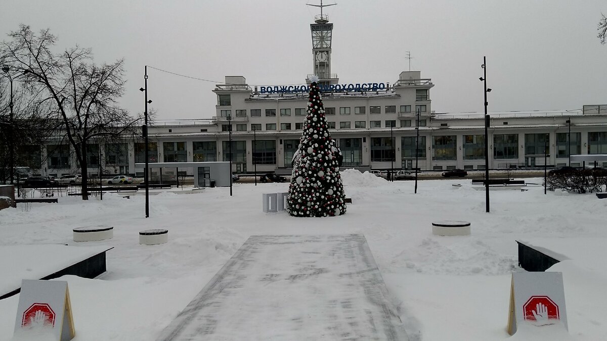 Вид с площади Маркина на Речной вокзал Нижнего Новгорода. Январь 2021 г.