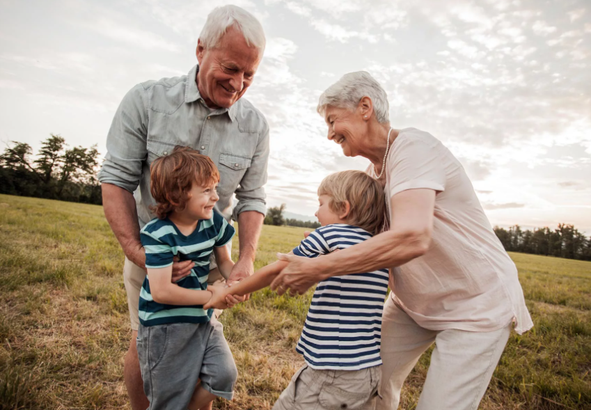(Фото в свободном доступе интернета)... С мамой все спокойны и счастливы...
