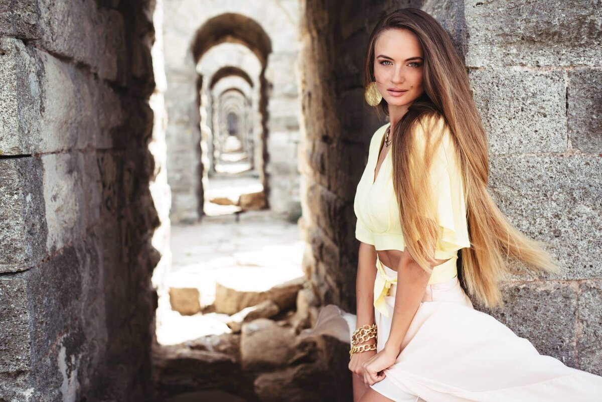 Красивая девушка из Молдовы полностью обнажена