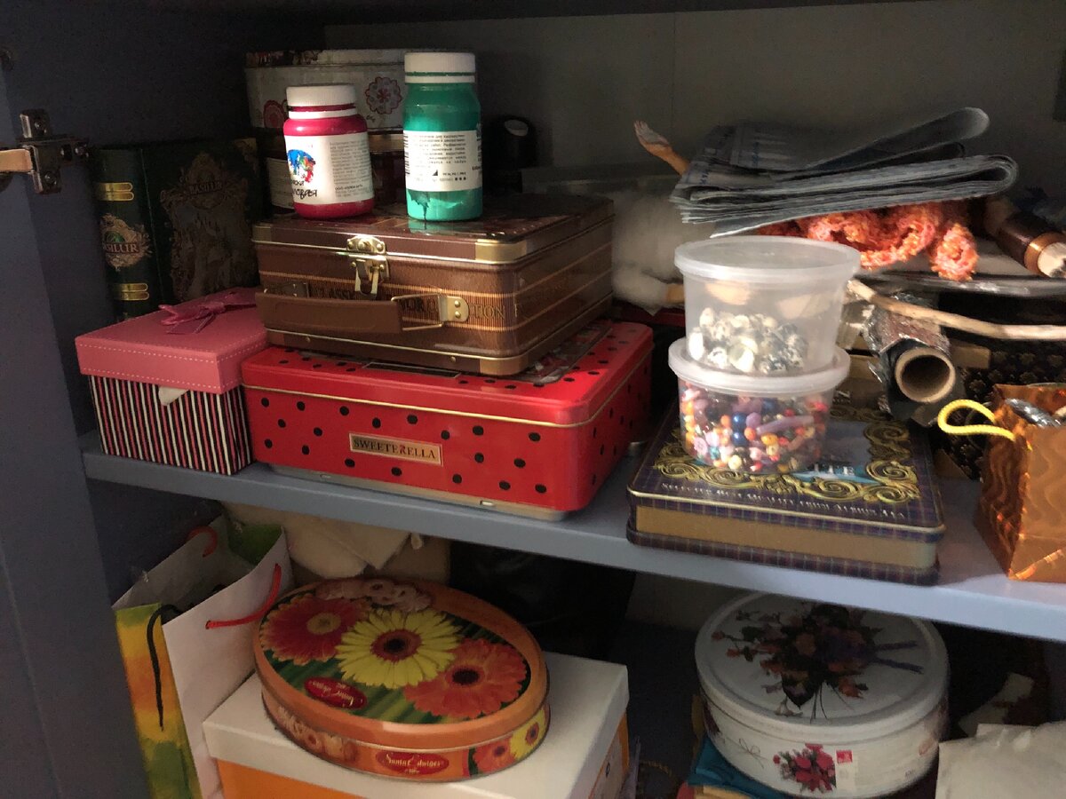 Теперь в этих коробках от печенья и чая, принесенных с работы, хранятся мои рукодельные запасы. Фото автора