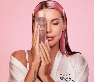 Супругу рэпера Джигана и предпринимательницу Оксану Самойлову, которую ранее подвергли критике в сети за кражу идеи рекламного ролика и дизайна упаковки косметического бренда Кайли Дженнер, обвинили во лжи клиентам. Разоблачающий ролик появился на YouTube-канале блогерши Кати Конасовой.
Создательница бренда объявила о начале продаж уходовой косметики в сентябре в своих соцсетях, где также рассказала о преимуществах средств. По словам знаменитости, при их создании учеными был разработан специальный комплекс, который борется с процессами увядания кожи на клеточном уровне. Она добавила, что благодаря упомянутой инновации компания Sammy Beauty стала участником проекта научно-технологического комплекса «Сколково».
Кроме того, согласно посту Самойловой, все ингредиенты для производства продукции ее марки поставляются из Европы. Она также пообещала, что косметика будет изготавливаться в Швейцарии.