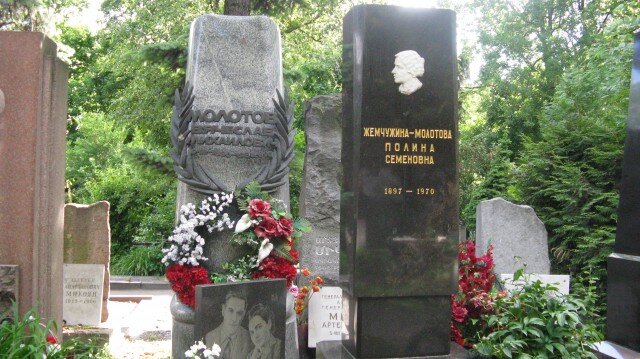 Могилы Молотова и Жемчужиной. Фото из открытых источников
