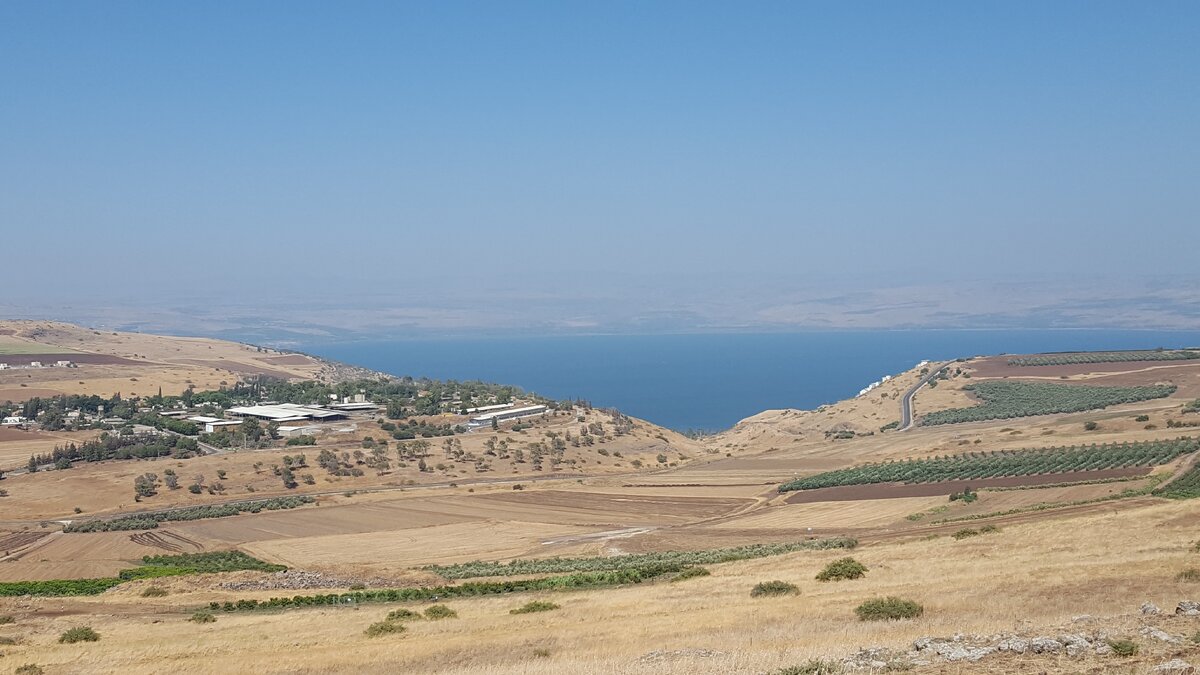 Генисарет находится в 74 км к востоку от Хайфы и в 30 км от Назарета