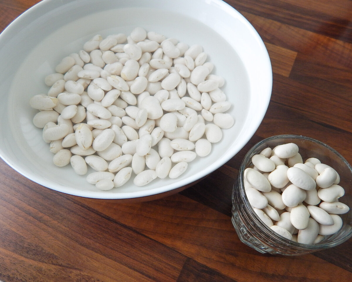 Можно значительно ускорить процесс приготовления, если использовать консервированную фасоль.