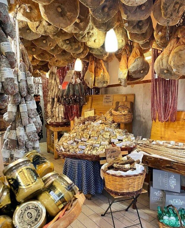 обычный Итальянский мясной магазин...