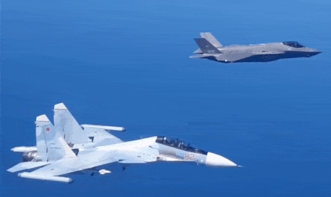 Сближение F-35F и Су-30СМ (GIF видео).