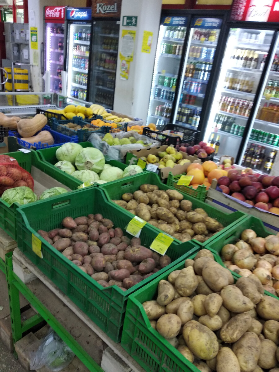 Снимок сделан в  магазине "Покупочка" на улице Богунской 23 июня 2021 года. Где морковь, свекла-кто скажет?