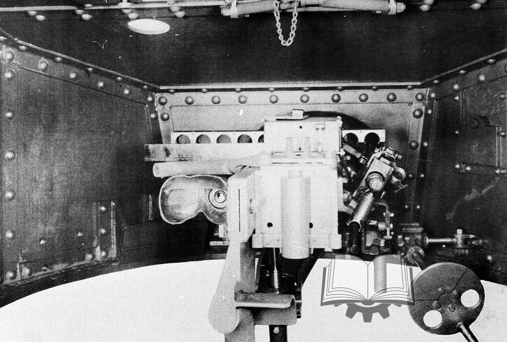 Орудие имело обойменное питание.Заодно можно видеть конструкцию смотровых лючков, не самая удачная идея, скажем прямо.