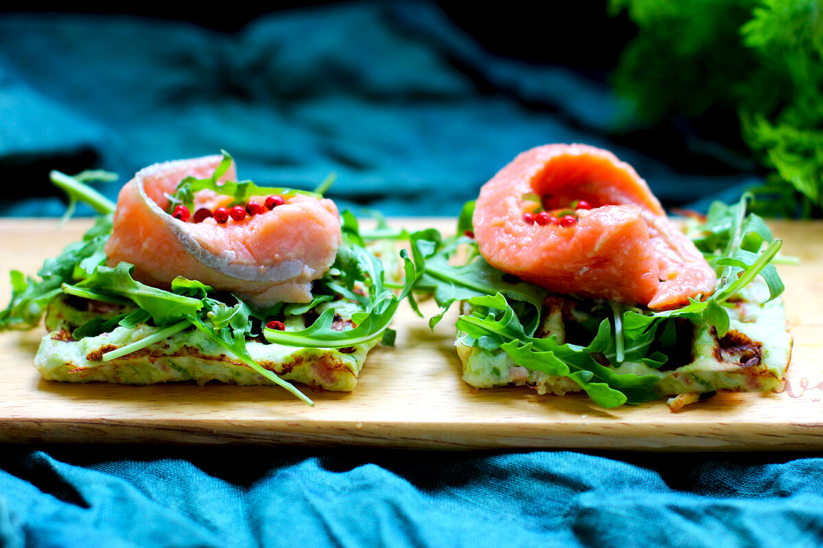 Это кабачковые вафли с красной рыбой и зеленью от Елены @urbanistka_vl. Великолепная идея для завтрака. Мало углеводов!