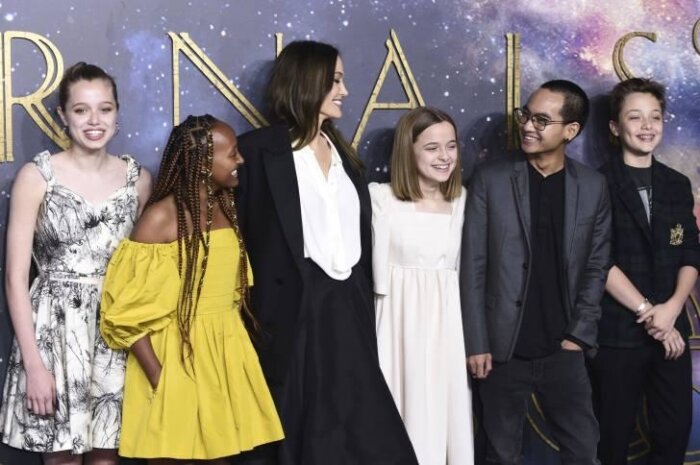 Анджелина Джоли с детьми. Фото: Globallookpress.com