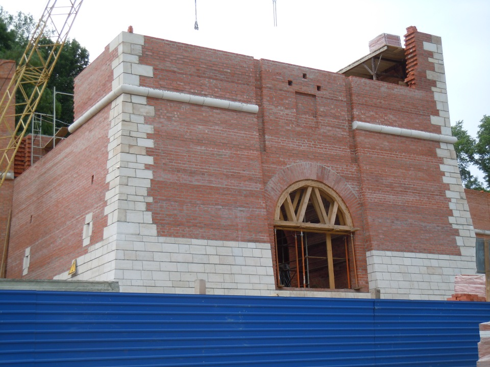 28 апреля 2012 г. Снова к Зачатской башне. Кадры не мои: http://www.skyscrapercity.com/showthread.php?t=1366667&page=20. Добрались до арок проезда. Справа, за берёзой, виден вход в башню.-39