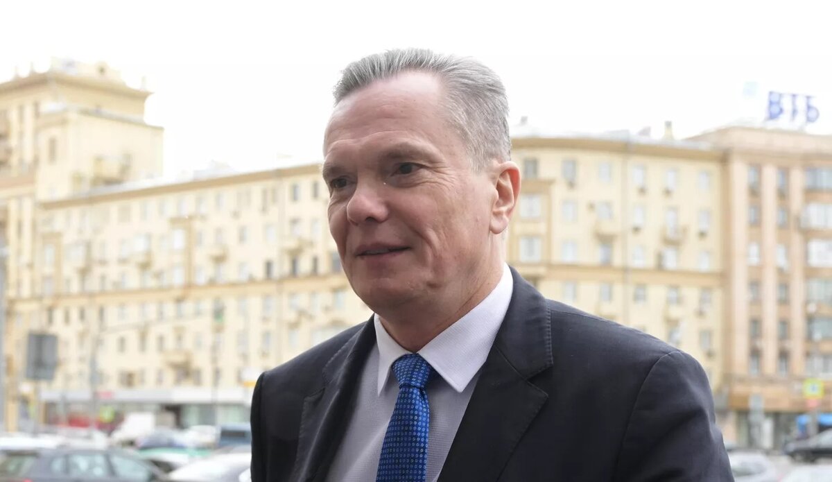 Чрезвычайный и полномочный посол Литвы в РФ Эйтвидас Баярунас у здания в МИД РФ в Москве